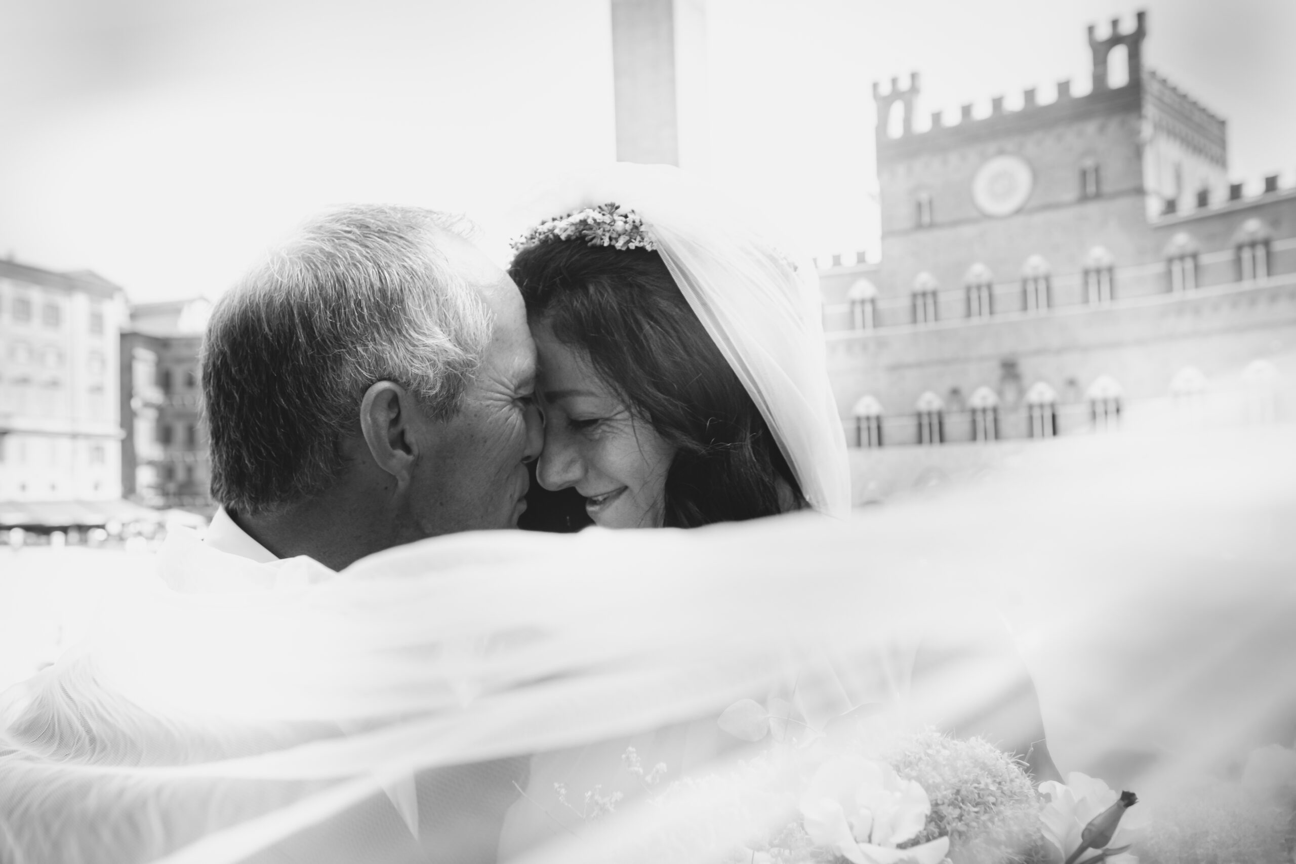 destination wedding photographer siena tuscany piazza del campo palio di siena